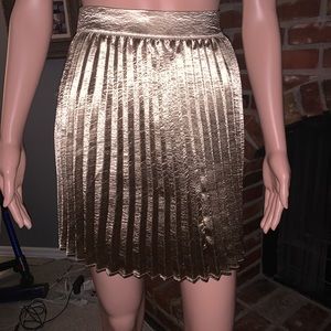 Shiny satin pleated skirt